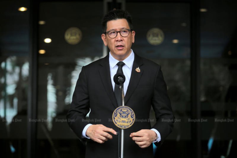 รัฐมนตรีคลังไทย เอกนิติ นิติทัณฑ์ประภาศ ให้สัมภาษณ์ผู้สื่อข่าวที่ทำเนียบรัฐบาลเมื่อวันที่ 18 มิถุนายน
