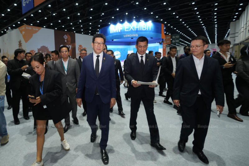 รองนายกรัฐมนตรีและรัฐมนตรีว่าการกระทรวงการคลัง เอกนิติ นิติทัณฑ์ประภาศ (กลาง) พร้อมด้วยเจ้าหน้าที่ที่เกี่ยวข้อง ตรวจสอบความพร้อมที่ศูนย์การประชุมแห่งชาติสิริกิติ์ ซึ่งเป็นสถานที่จัดการประชุมประจำปีของ IMF-World Bank Group ปี 2026 ที่กำหนดจัดขึ้นตั้งแต่วันจันทร์ถึง 18 ตุลาคม (ภาพ: วิสุทธิพงษ์ รอดภัย)