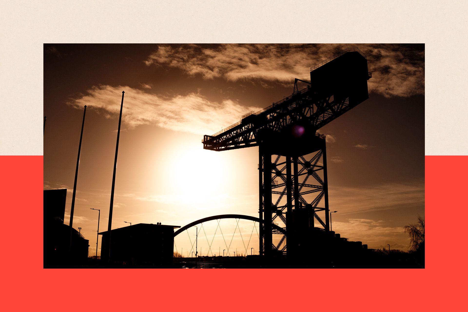 ภาพรวมของกลาสโกว์แสดงเครน Finniestone และสะพาน Govan-Partick เป็นภาพเงา