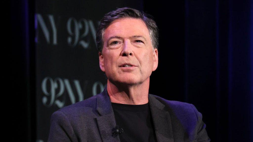 เจมส์ โคมีย์ กล่าวบนเวทีในงาน Former FBI Director James Comey In Conversation With MSNBC's Nicolle Wallace ที่ 92NY เมื่อวันที่ 30 พฤษภาคม 2023 ในนครนิวยอร์ก