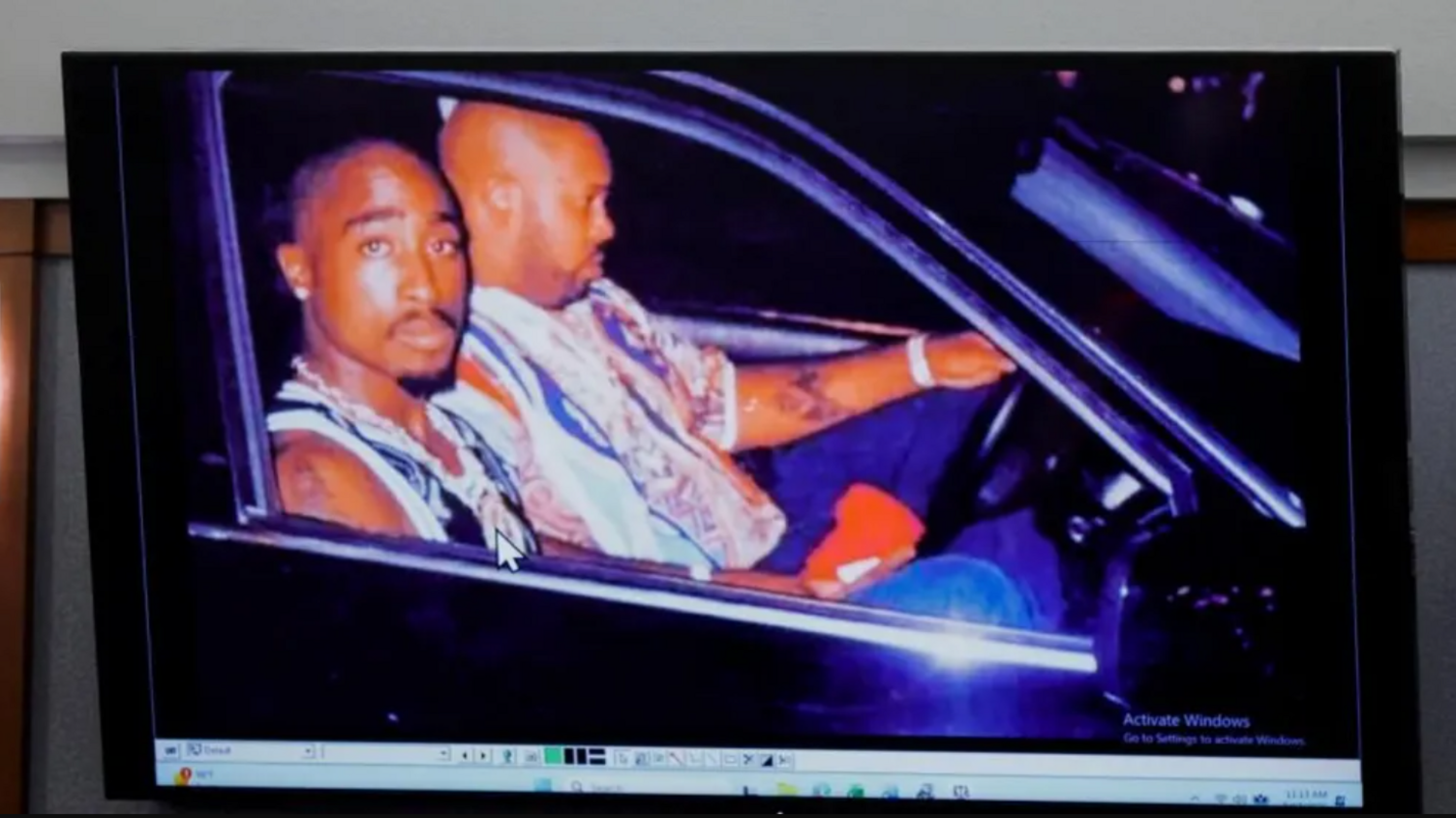 ภาพถ่ายปี 1996 ของแร็ปเปอร์ Tupac Shakur (ซ้าย) และ Marion "Suge" Knight ที่แสดงในระหว่างการพิจารณาคดีฆาตกรรม