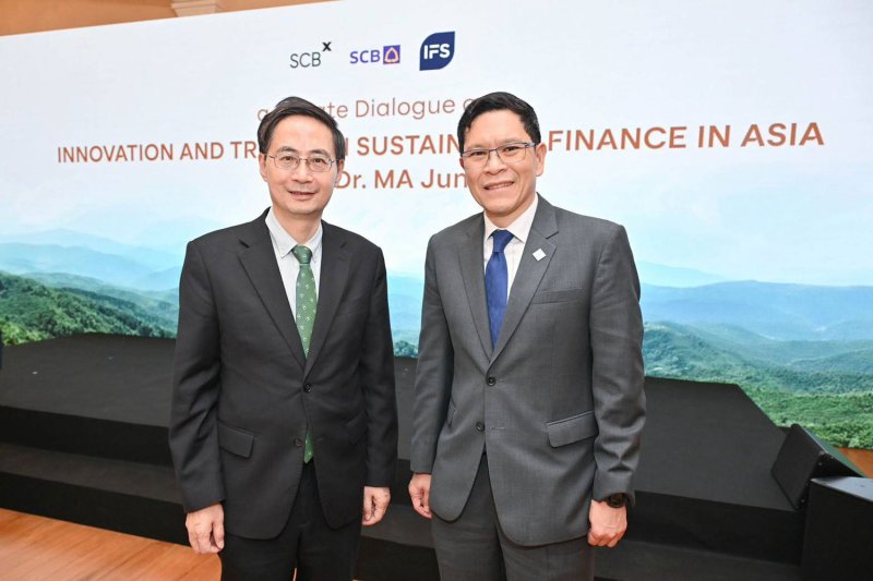 ดร. วีระชัย สันติภาพรบ (ขวา) และ ดร. หม่า จุน เข้าร่วมการเสวนาส่วนตัวของ SCBX หัวข้อ “นวัตกรรมและแนวโน้มการเงินที่ยั่งยืนในเอเชีย” ซึ่งจัดขึ้นที่สาขาตลาดน้อยของธนาคารไทยพาณิชย์ (ภาพโดยฝ่ายจัดหา)