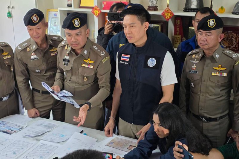 พล.ต.ท. นพสินธ์ุ พูลสวัสดิ์ (ถือเอกสาร) ผู้บัญชาการสำนักงานตรวจคนเข้าเมือง กำลังสอบปากคำผู้ต้องสงสัยในคดี