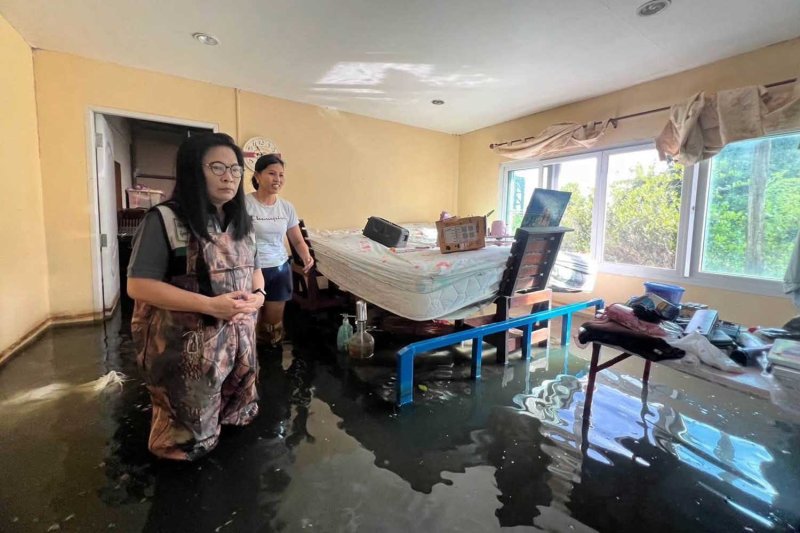 เจ้าหน้าที่บริหารส่วนท้องถิ่น เยี่ยมชมบ้านที่ถูกน้ำท่วมในจังหวัดฉะเชิงเทราเมื่อวันอาทิตย์