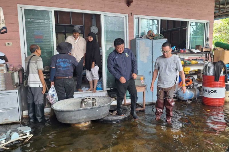 เจ้าหน้าที่เยี่ยมชมบ้านที่ถูกน้ำท่วมในเขตหนองจอก กรุงเทพฯ เมื่อวันอาทิตย์ (ภาพ: สำนักงานเขตหนองจอก)