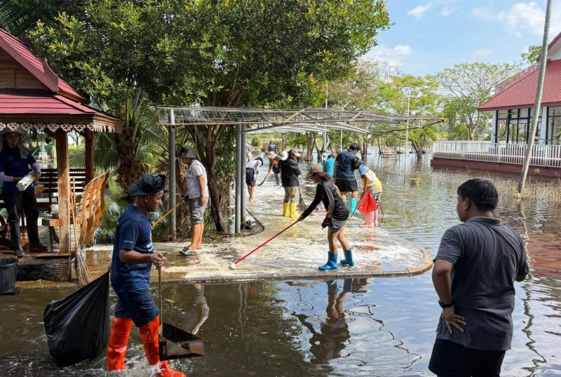 เจ้าหน้าที่และชาวบ้านในจังหวัดปราจีนบุรีร่วมกันทำความสะอาดพื้นที่ชุมชนที่ถูกน้ำท่วมเมื่อวันศุกร์ (ภาพ: มานิตย์ สาณาบุญ)
