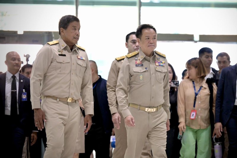 ผู้ว่าราชการกรุงเทพมหานคร ชัชชาติ สิทธิพันธุ์ และนายกรัฐมนตรี อนุทิน ชาญวีรกูล ต่างก็ถูกวิพากษ์วิจารณ์อย่างหนักในช่วงน้ำท่วมที่ผ่านมา โดยรายหลังเกี่ยวกับยุทธศาสตร์โดยรวม ส่วนรายแรกเกี่ยวกับการรับมือในระดับพื้นที่