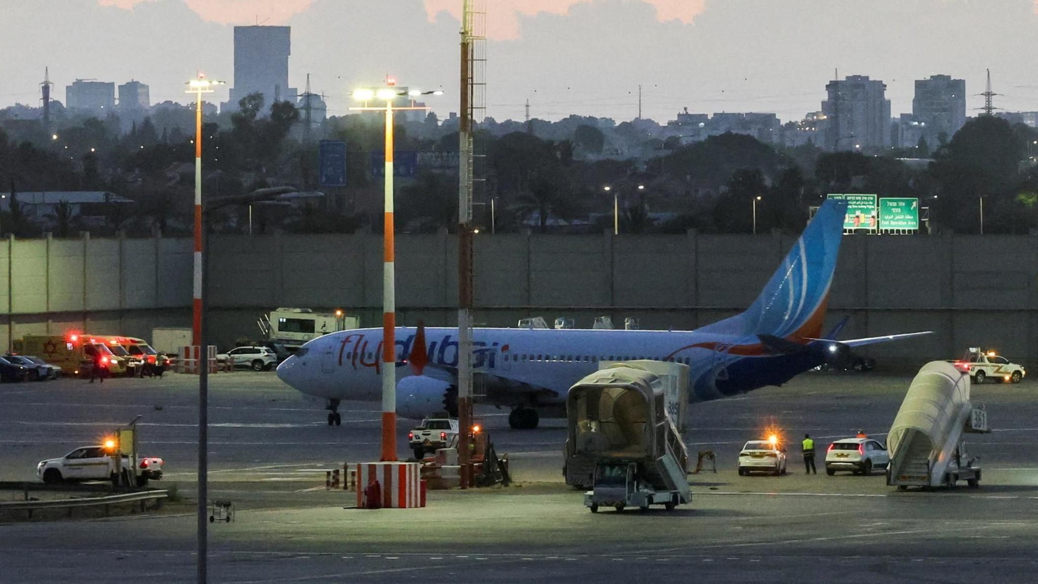 เครื่องบิน Flydubai เดินทางถึงสนามบินเบนกูเรียนของเทลอาวีฟ หลังจากนำผู้โดยสารจากซาอุดีอาระเบียกลับมาหลังความพยายามจี้เครื่องบิน (30 กันยายน 2026)