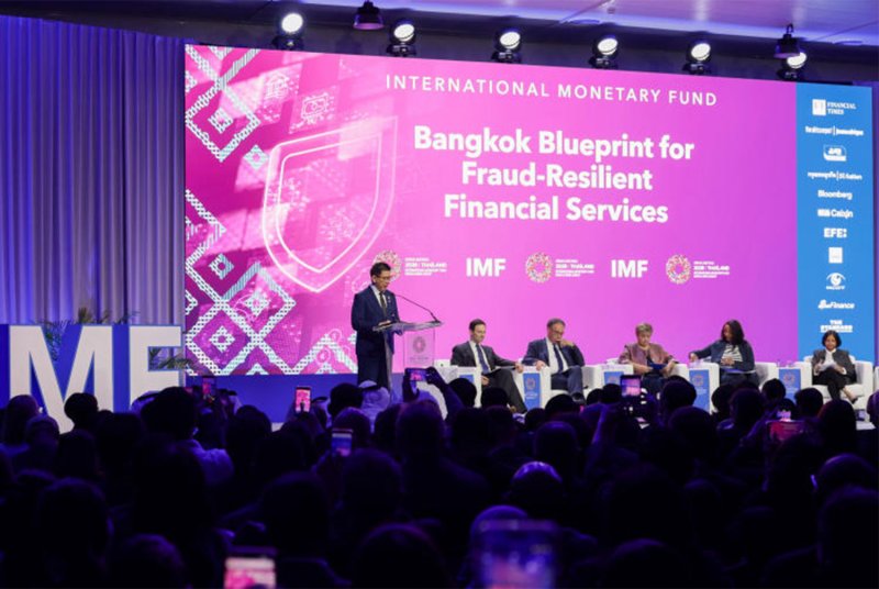 รัฐมนตรีคลังไทย นายเอกนิติ นิติธนประภา ร่วมกับผู้เชี่ยวชาญทางการเงินในการเปิดตัว Bangkok Blueprint for Fraud-Resilient Financial Services ระหว่างการประชุมประจำปี 2026 ของ IMF และ World Bank Group ที่กรุงเทพฯ เมื่อวันพุธ (ภาพ: ธนาคารแห่งประเทศไทย)