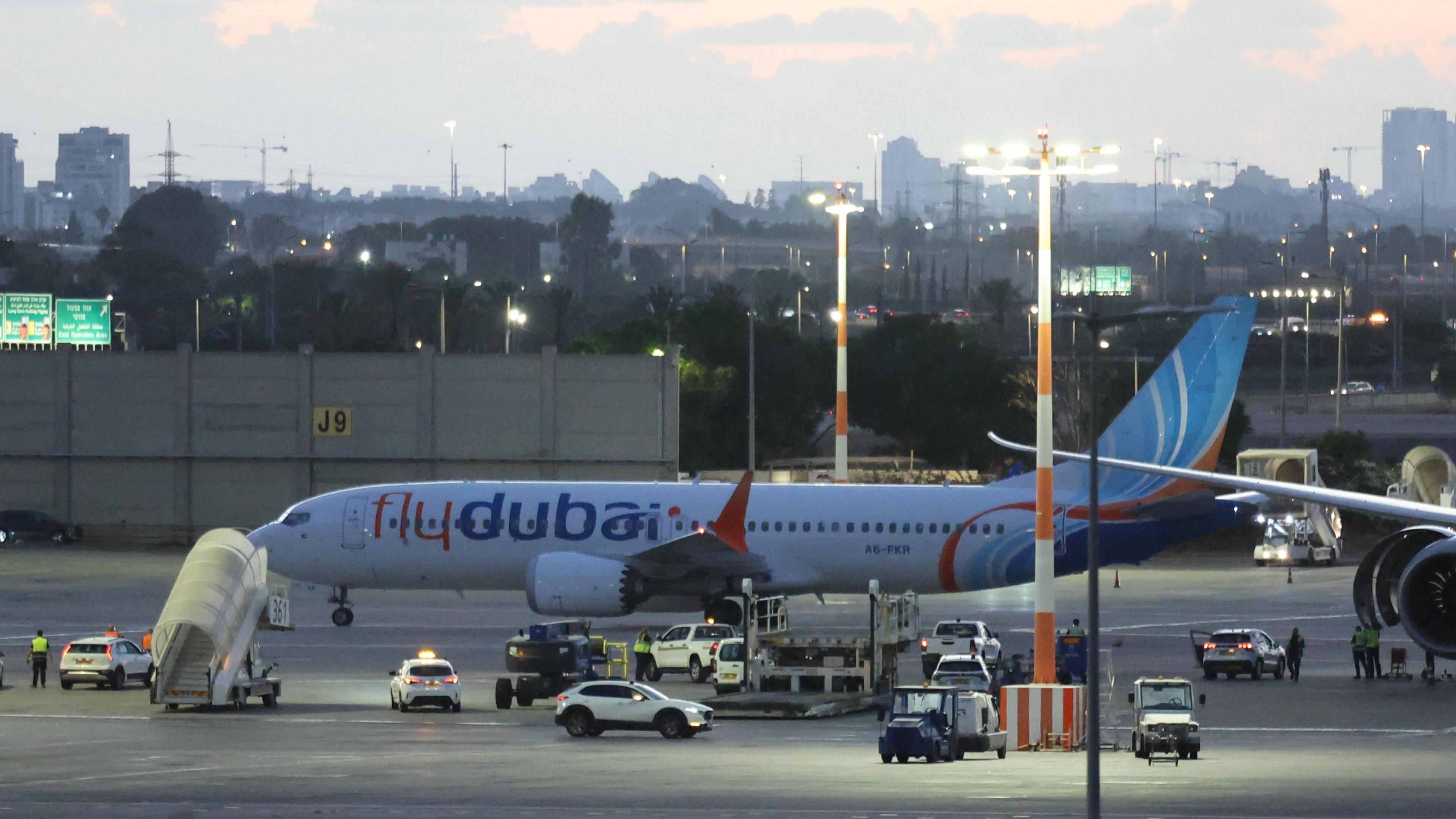 เครื่องบิน Flydubai ที่บรรทุกผู้โดยสารจากเมืองทาบุก ซาอุดีอาระเบีย จอดอยู่บนรันเวย์หลังจากลงจอดที่สนามบินนานาชาติเบนกูเรียน ใกล้กับเทลอาวีฟ