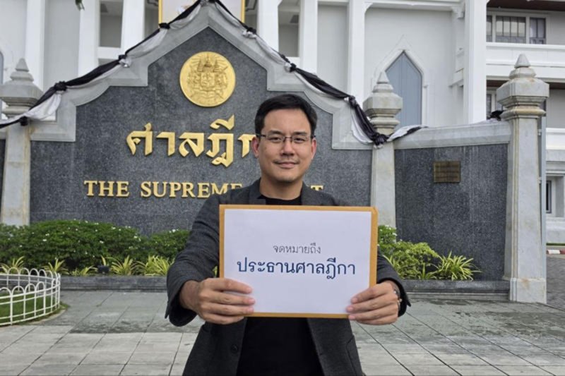 ยิ่งชีพ อัชฌานนท์ ผู้อำนวยการ iLaw ยื่นหนังสือต่อประธานศาลฎีกาเมื่อวันพฤหัสบดี เพื่อเรียกร้องให้ปฏิบัติตามแนวทางเกี่ยวกับการดำเนินคดีอาญาโดยไม่สุจริต (ภาพ: วาสสัยส งามขำ)