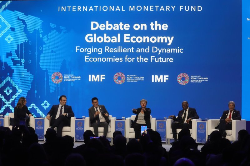 รัฐมนตรีคลังไทย เอกนิติ นิติธนปรีชา (ที่สามจากซ้าย) และผู้อำนวยการ IMF คริสตาลินา จอร์เจียวา (ที่สามจากขวา) กำลังกล่าวในเวทีเสวนา