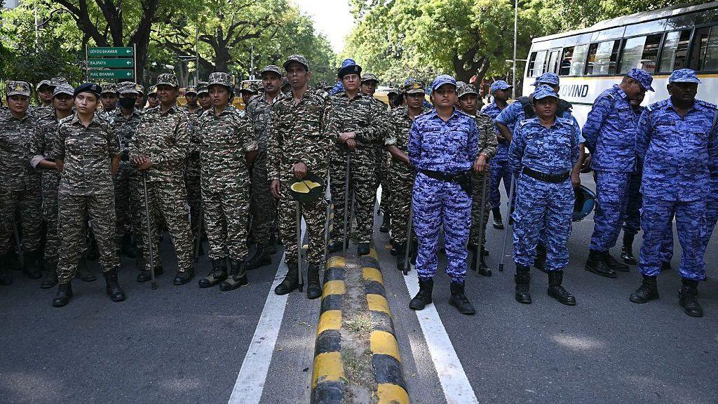 เจ้าหน้าที่รักษาความปลอดภัยจากกองกำลังตำรวจสำรองกลาง (CRPF) และกองกำลังปฏิบัติการเร็ว (RAF) รวมตัวกันใกล้สำนักงานคณะกรรมการการเลือกตั้งอินเดียในกรุงนิวเดลี ก่อนการเดินขบวนประท้วงเมื่อวันที่ 6 ตุลาคม