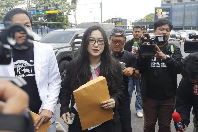 บุญญานุช แสงศรี ถือซองเอกสาร ยื่นเรื่องร้องเรียนเกี่ยวกับการใช้เงินบริจาคโดยมิชอบของมูลนิธิทำความดี เมื่อวันศุกร์ (ภาพ: กองบัญชาการสอบสวนกลาง)