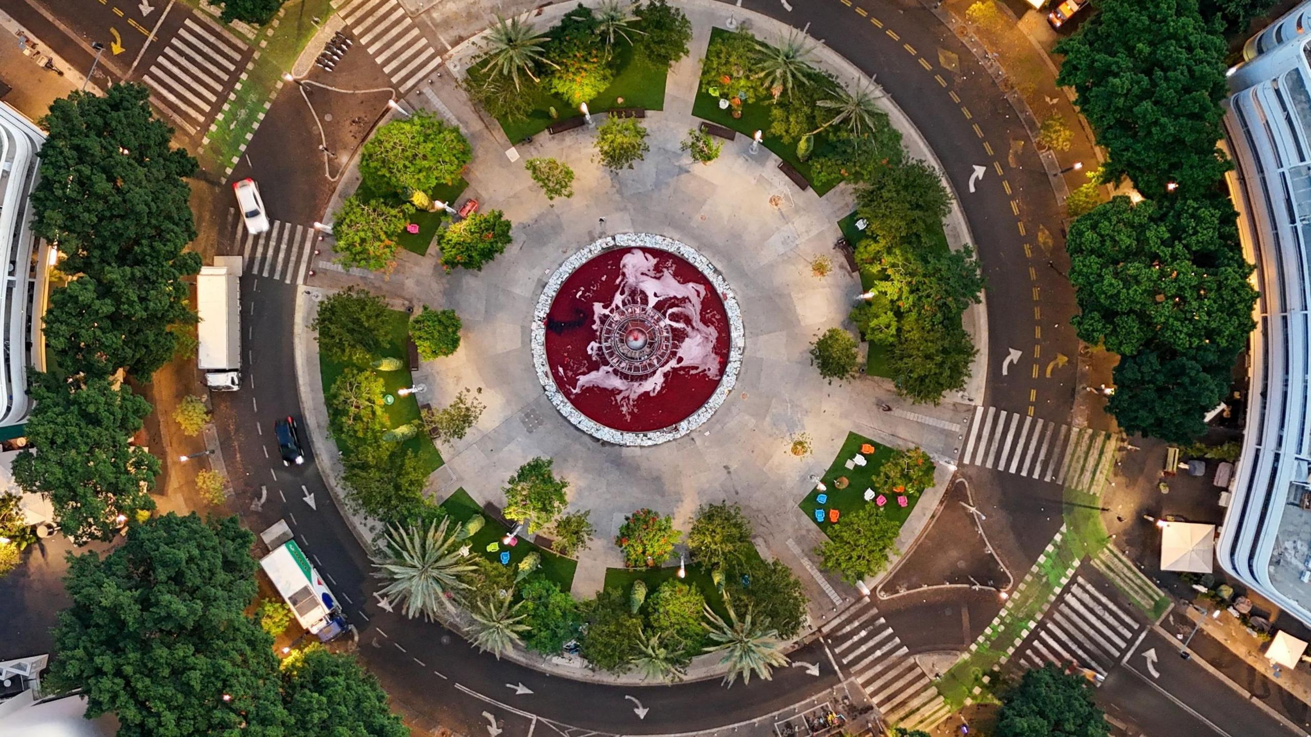 ภาพถ่ายจากโดรนแสดงน้ำพุที่จัตุรัส Dizengoff ย้อมเป็นสีแดงเพื่อเป็นสัญลักษณ์ของเลือด
