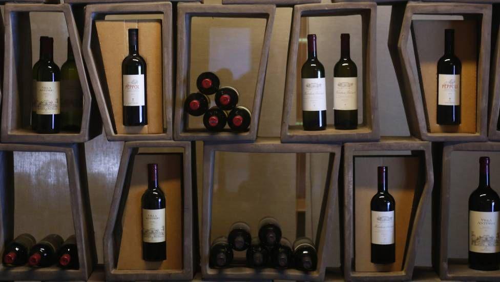 ขวดไวน์ที่ผลิตโดย Marchesi Antinori จัดแสดงอยู่