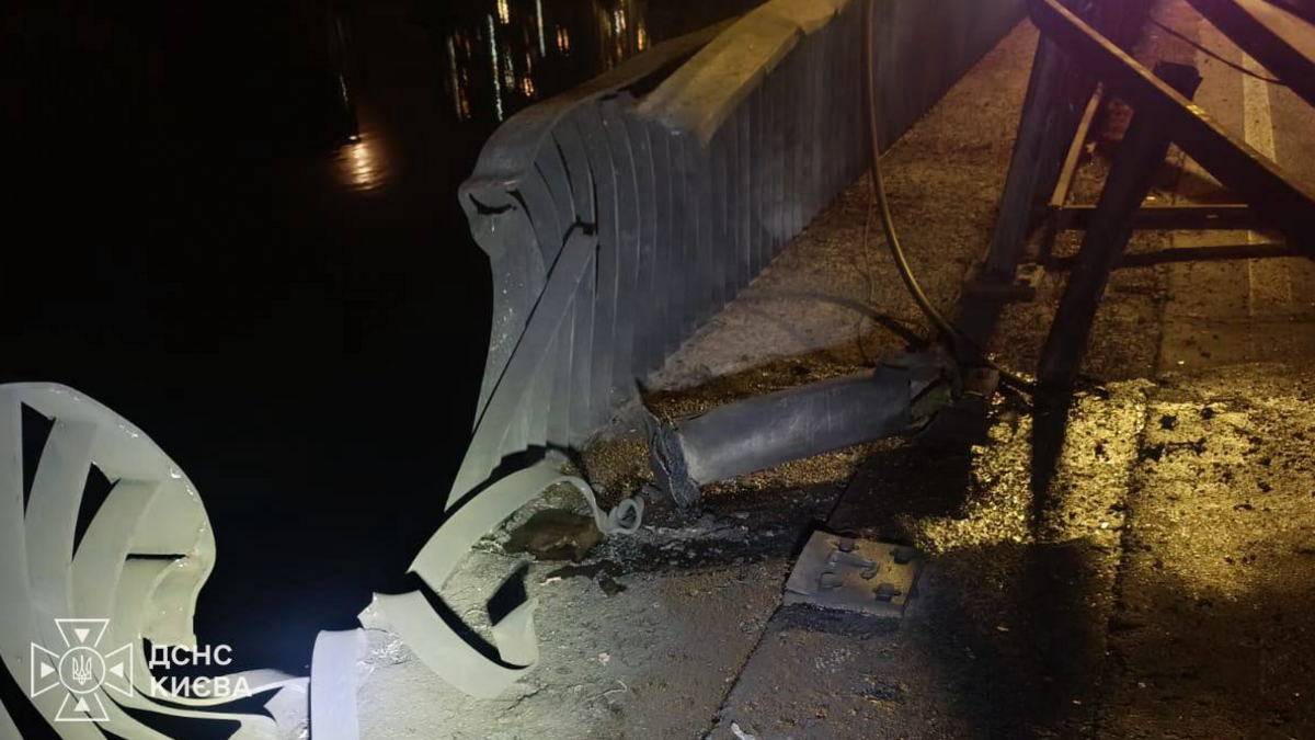 สะพานที่ได้รับความเสียหายในกรุงเคียฟ ประเทศยูเครน หลังการโจมตีของรัสเซียเมื่อคืนนี้ ภาพ: 2 ตุลาคม 2026