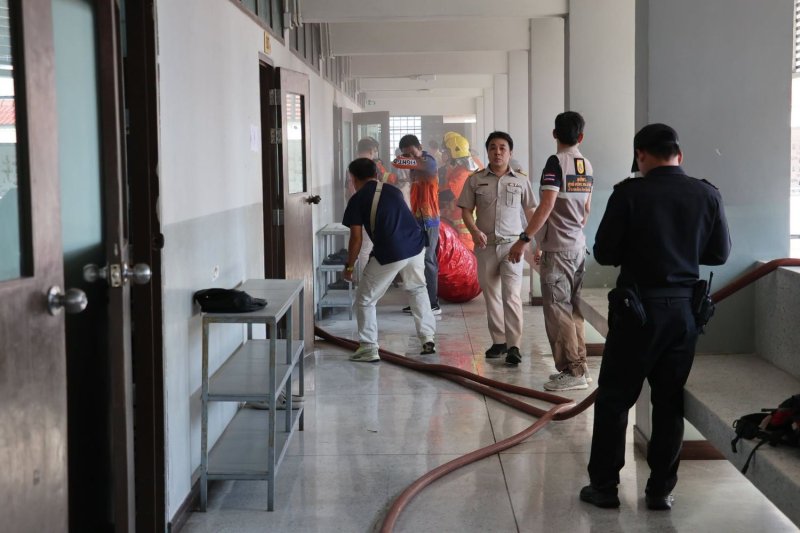เจ้าหน้าที่ดับเพลิงและหน่วยงานที่เกี่ยวข้องกำลังควบคุมเพลิงไหม้ที่โรงเรียนบุญวาทย์วิทยาลัย จังหวัดลำปาง เมื่อวันจันทร์