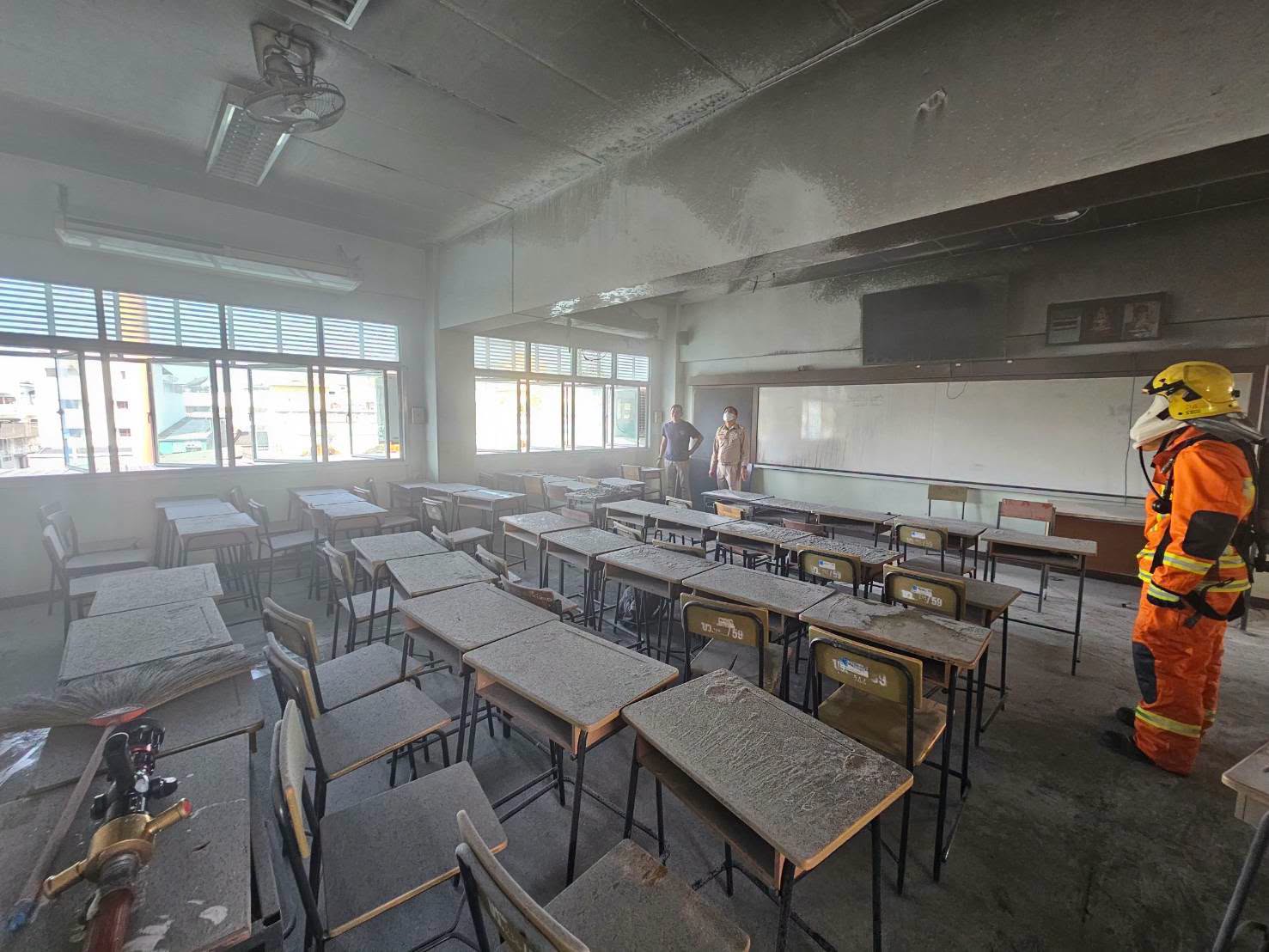 ซากความเสียหายภายในห้องเรียนหลังจากเครื่องปรับอากาศเกิดเพลิงไหม้ที่โรงเรียนบุญวาทย์วิทยาลัย จังหวัดลำปาง