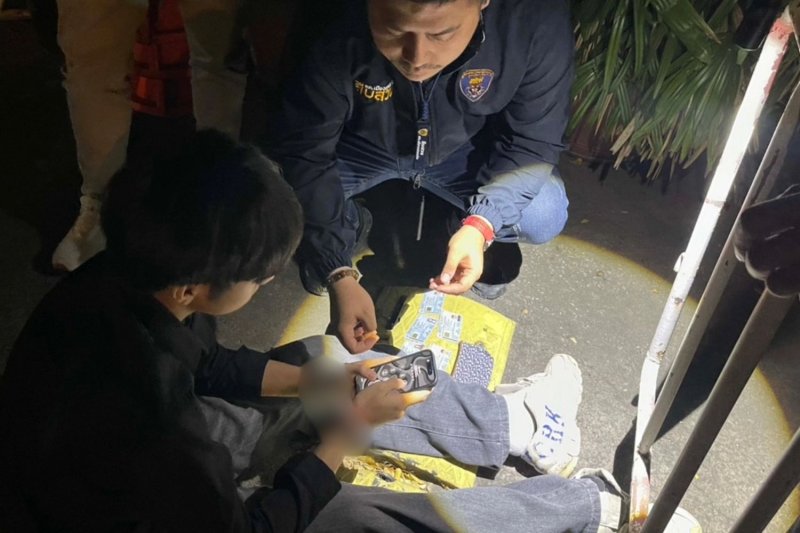 ผู้ต้องสงสัยแสดงบัตรประจำตัวประชาชนให้เช่าแก่เจ้าหน้าที่ตำรวจ หลังถูกจับกุมที่จังหวัดขอนแก่น (ภาพ: หน่วยสืบสวน สภ.เมืองขอนแก่น)