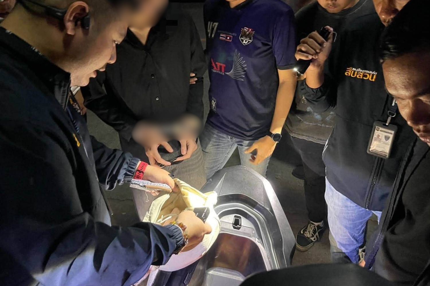 ตำรวจตรวจค้นผู้ต้องสงสัย