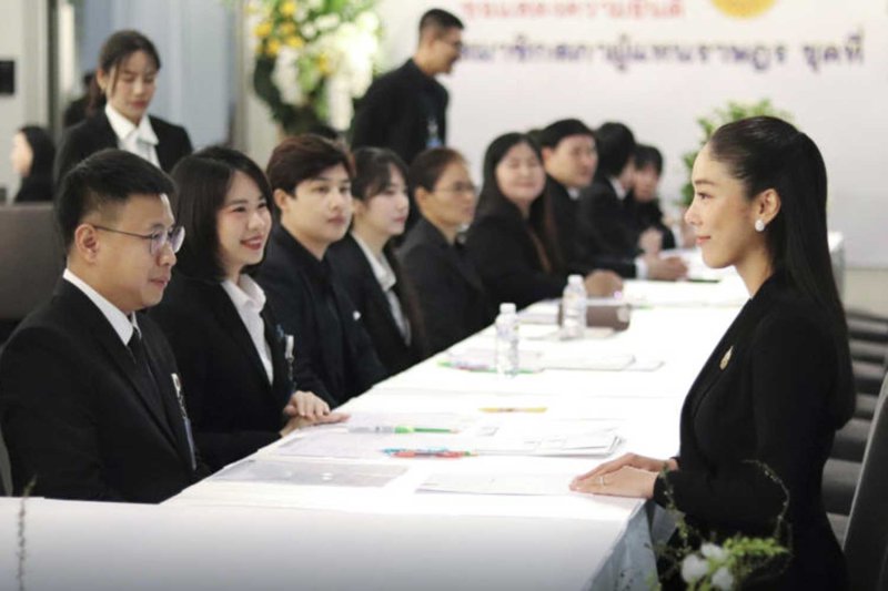 ชุติมา จาง แธนสับ ส.ส. ชัยภูมิ พรรคภูมิใจไทย กำลังรายงานตัวต่อรัฐสภาเป็นคนแรก หลัง กกต. รับรอง ส.ส. ชุดที่ 27 เมื่อเดือนกุมภาพันธ์