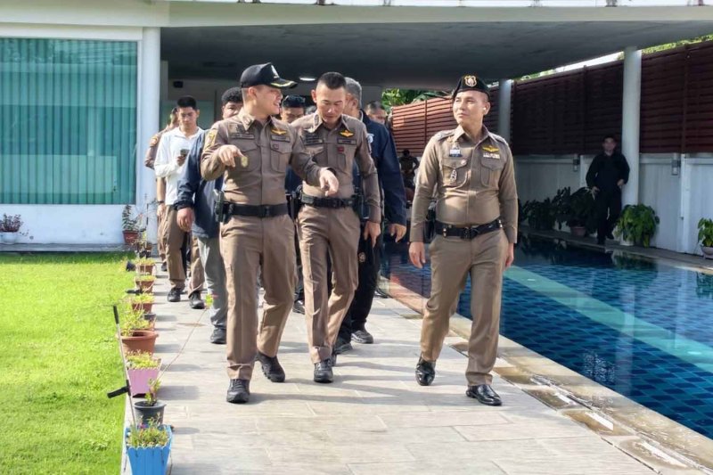 พล.ต.ต.ชาตรี สุขสิริ (ขวา) ผู้บังคับการตำรวจภูธรจังหวัดชลบุรี นำกำลังเข้าตรวจค้นบ้านหรูเมื่อเช้าวันพุธ