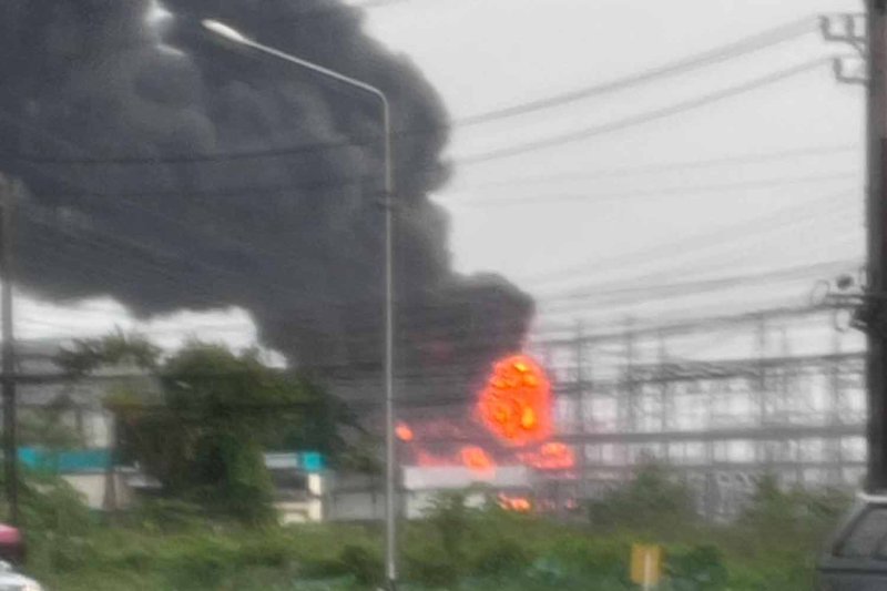 ควันและเปลวไฟพวยพุ่งจากสถานีไฟฟ้าย่อยแรงสูงหนองจอกที่กำลังลุกไหม้ในเขตหนองจอก กรุงเทพฯ เมื่อช่วงสายวันอังคาร (ภาพจากผู้สื่อข่าว)