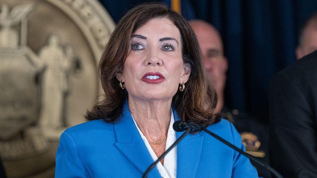 ผู้ว่าการรัฐ Kathy Hochul พูดคุยกับสื่อมวลชน
