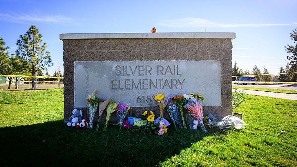 ดอกไม้ประดับอยู่ที่ป้ายทางเข้าโรงเรียนประถม Silver Rail เมื่อวันที่ 16 ตุลาคม 2026 ในเมืองเบนด์ รัฐออริกอน