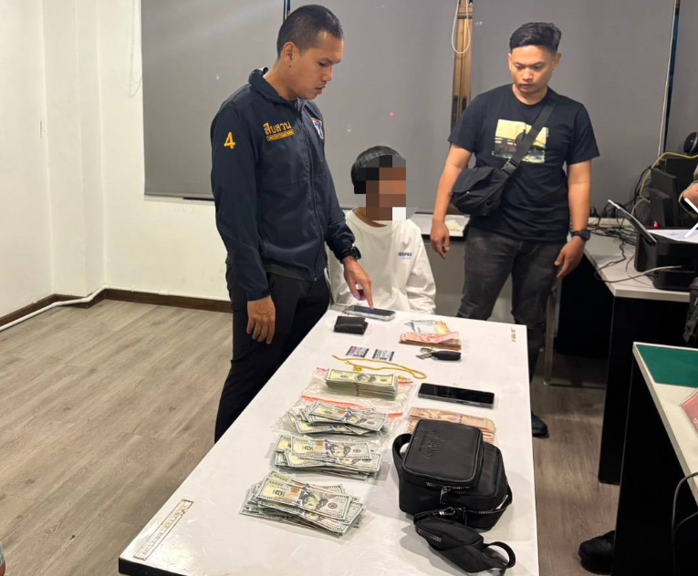 ตำรวจยึดธนบัตรดอลลาร์สหรัฐจากไรเดอร์ส่งอาหารที่ถูกจับกุมในภูเก็ตเมื่อวันศุกร์