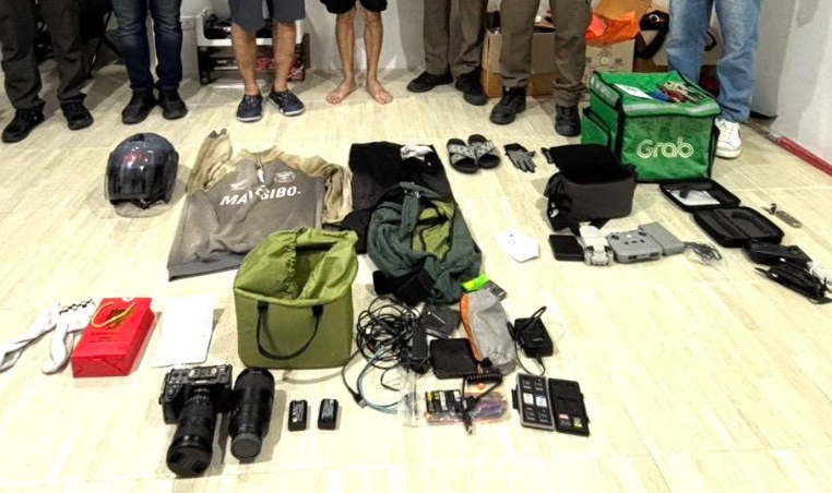 อุปกรณ์กล้องถ่ายภาพที่ถูกขโมย มูลค่า 387,788 บาท ที่พบในตัวผู้ต้องสงสัย