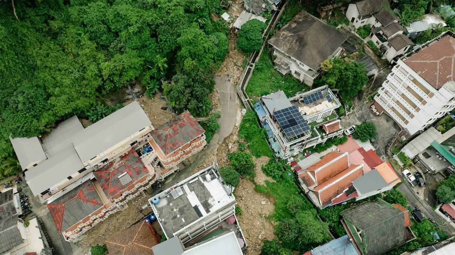 ภาพมุมสูงของพื้นที่ที่ได้รับความเสียหายจากดินถล่ม