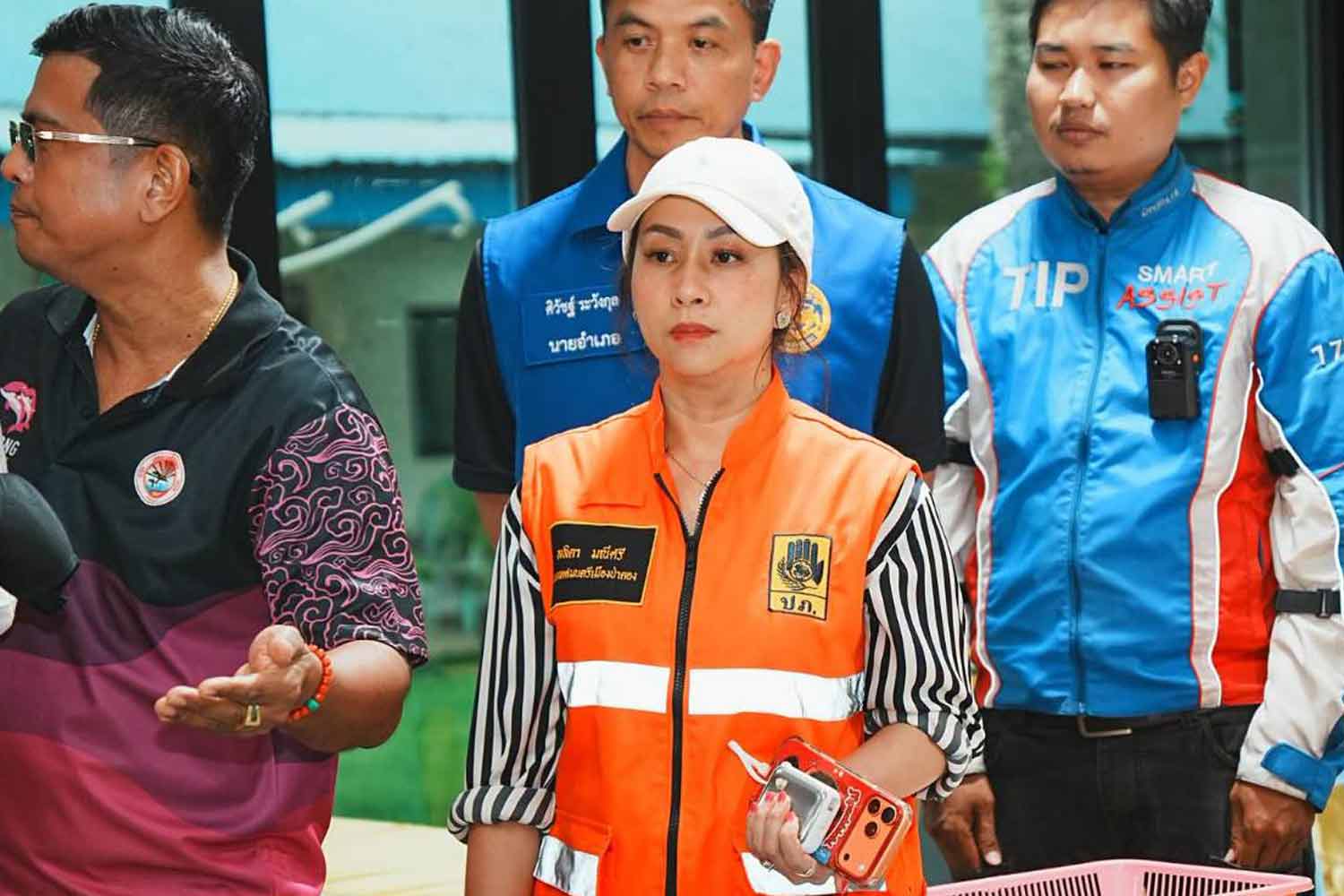 นายกเทศมนตรีเมืองป่าตอง ลลิตา มณีศรี ตรวจสอบการปฏิบัติงานทำความสะอาดเมื่อวันพุธ