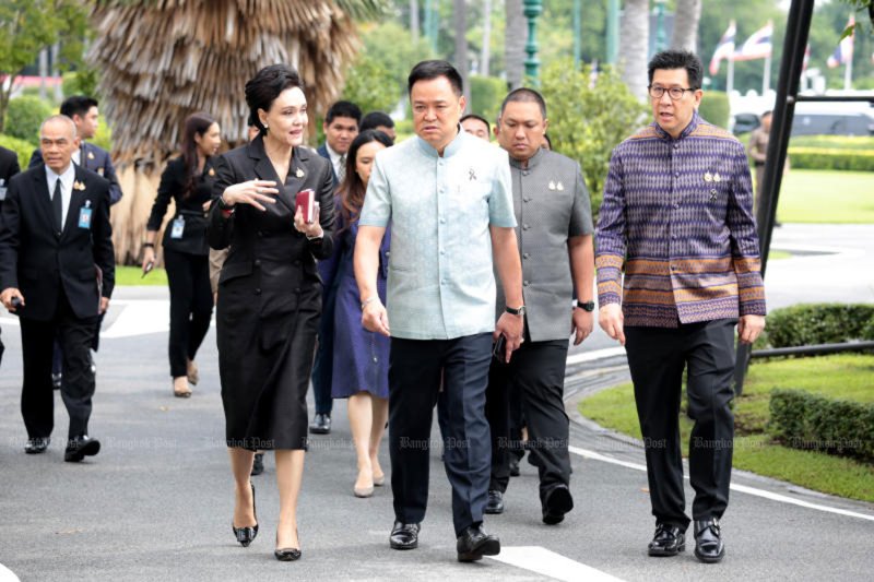 นายกรัฐมนตรีอนุทิน ชาญวีรกูล (กลาง) รัฐมนตรีว่าการกระทรวงพาณิชย์สุภาจี สุทธัมพันธุ์ (ซ้าย) และคณะรัฐมนตรีท่านอื่น ๆ เดินทางถึงทำเนียบรัฐบาลเมื่อวันที่ 6 ต.ค. (ภาพ: ชนัต กตัญญู)