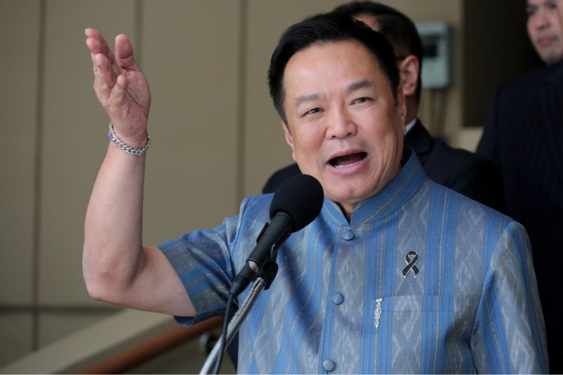 นายกรัฐมนตรี อนุทิน ชาญวีรกูล ให้สัมภาษณ์กับผู้สื่อข่าวระหว่างการแถลงหลังการประชุมคณะรัฐมนตรี (ภาพถ่ายจากไฟล์บางกอกโพสต์)