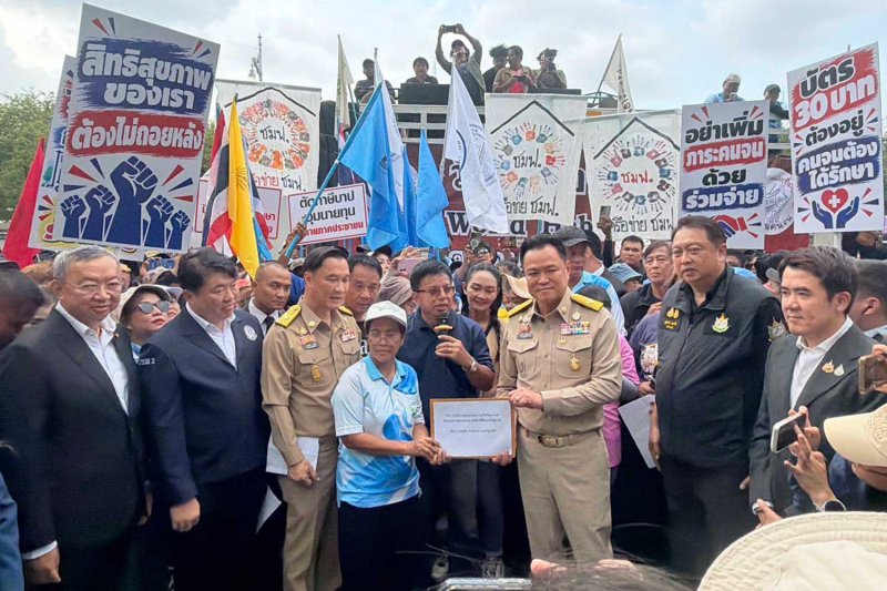 นายกฯ อนุทิน ชาญวีรกูล รับข้อเรียกร้องที่ทำเนียบรัฐบาลเมื่อวันจันทร์ ภาพจาก: สำนักข่าว