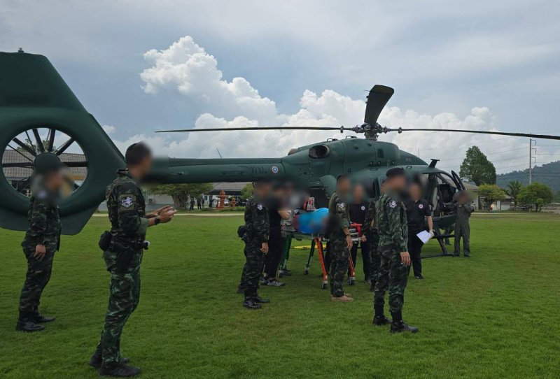 อาสาสมัครทหารพรานที่ได้รับบาดเจ็บถูกลำเลียงทางอากาศไปยังโรงพยาบาลนราธิวาสราชนครินทร์ จังหวัดนราธิวาส หลังการปะทะกับกลุ่มผู้ต้องสงสัยก่อความไม่สงบในอำเภอศรีสาคร จังหวัดทางใต้ เมื่อวันเสาร์ (ภาพ: กอ.รมน.ภาค 4)