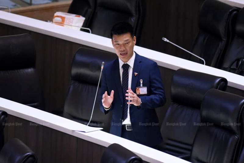 นายณัฐพงศ์ เรืองปัญญาวุฒิ หัวหน้าพรรคประชาชน (PP) ของไทย กล่าวระหว่างการอภิปรายร่างพระราชบัญญัติงบประมาณในรัฐสภาเมื่อวันที่ 10 กันยายน (ภาพ: ชนัตร์ คตัญญู)