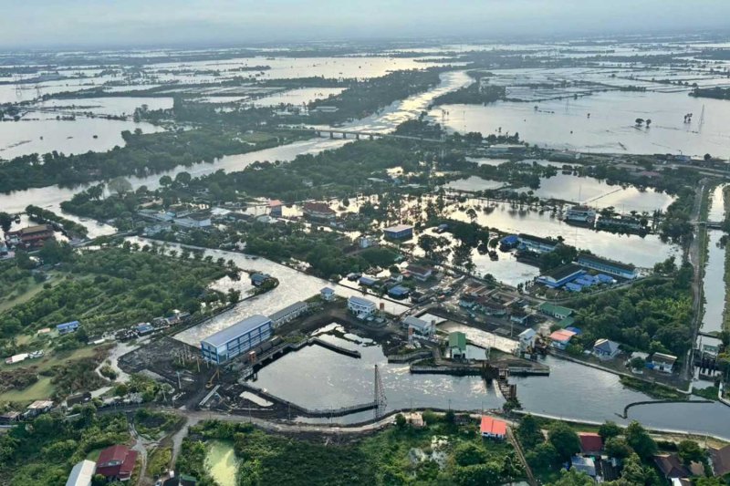 น้ำท่วมบริเวณสะพานบางขนาก แม่น้ำบางปะกง จังหวัดฉะเชิงเทรา