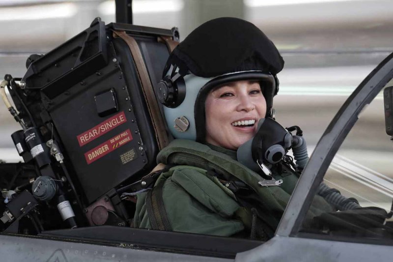 สมเด็จพระราชินีฯ ในเครื่องบินขับไล่ JAS 39 C Gripen ณ กองบิน 7 สุราษฎร์ธานี เมื่อวันพฤหัสบดี