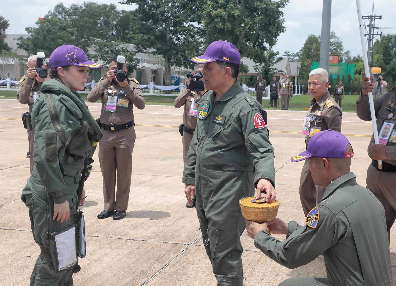 พระบาทสมเด็จพระเจ้าอยู่หัว ทรงมอบแพทช์ทองคำ Gripen Order ถวายสมเด็จพระราชินีฯ