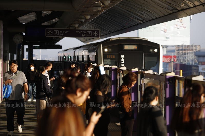 ชานชาลาสถานีรถไฟฟ้าสายสีม่วงแน่นขนัดไปด้วยผู้โดยสารจำนวนมาก นับตั้งแต่มาตรการส่วนลด 40 บาทต่อวัน เริ่มบังคับใช้เมื่อวันที่ 1 ธันวาคม 2568 (ภาพ: ภัทรพงษ์ ฉัตรภัทรศิลป์)