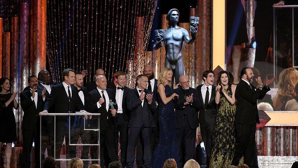 นักแสดงชาวอเมริกัน ไบรอัน แครนสตัน (กลาง) รับรางวัล Outstanding Performance by an Ensemble in a Drama Series สำหรับ
