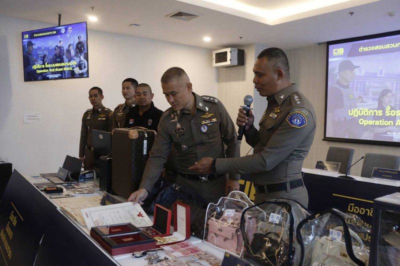 พล.ต.ท. จิรภพ ภูริเดช รองผู้อำนวยการศูนย์ต่อต้านอาชญากรรมทางไซเบอร์ (ACSC) และ พล.ต.ท. ณัฐศักดิ์ เชาวนาศัย ผู้บัญชาการตำรวจสอบสวนกลาง (CIB) ตรวจสอบของกลางระหว่างการแถลงข่าวการบุกตรวจค้น 27 จุด ซึ่งยึดทรัพย์สินที่เชื่อมโยงกับการหลอกลวงข้ามชาติและการฟอกเงินได้มากกว่า 500 ล้านบาท วศโยส งามขำ