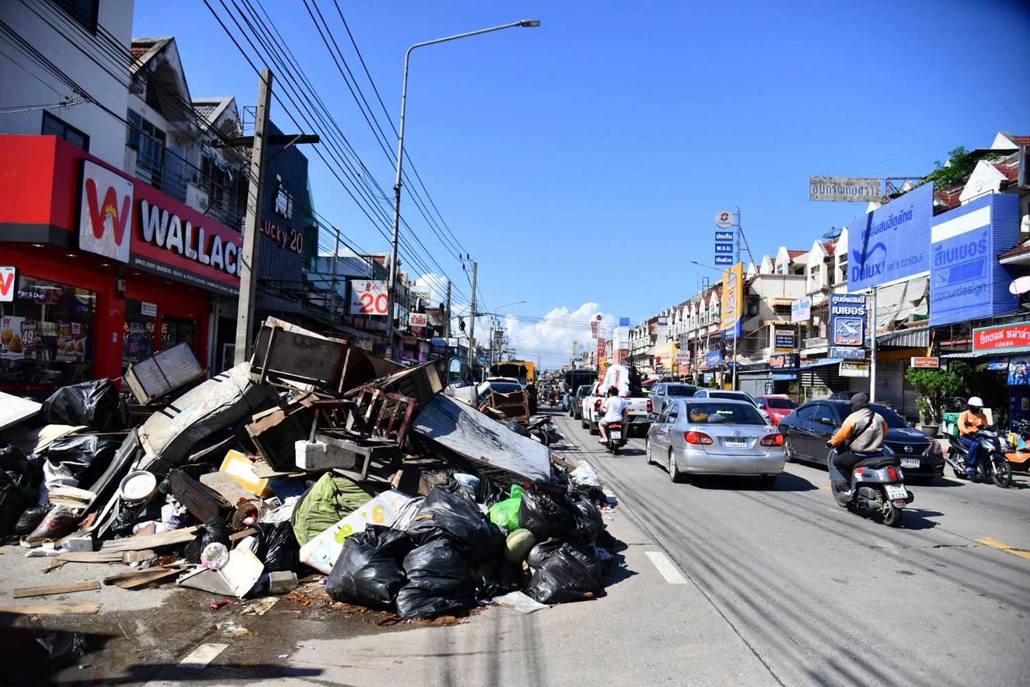 กองขยะขนาดใหญ่ที่ถูกน้ำท่วมทิ้งไว้ในเขตลาดกระบัง กรุงเทพฯ เมื่อวันพุธ