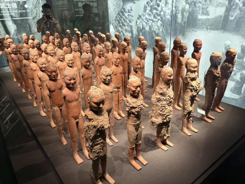 ประมาณ 40 นาทีในการเดินทางจากซีอาน พิพิธภัณฑ์ฮั่นหยางหลิงสร้างขึ้นเหนือสุสานร่วมของจักรพรรดิจิงตี้แห่งราชวงศ์ฮั่นตะวันตกและจักรพรรดินี ภายในหลุมใต้ดินมีหุ่นดินเผาขนาดเล็กนับพันตัว ภาพโดย Matt Hodges