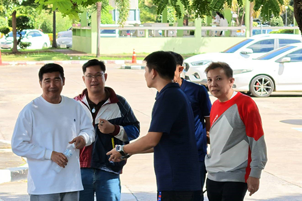 สมรักษ์ คำสิงห์ (ซ้าย) เดินทางมายังศาลอุทธรณ์ภาค 4 อำเภอเมืองขอนแก่น เมื่อวันอังคาร (ภาพ: จักรพันธ์ ณ ตานรี)