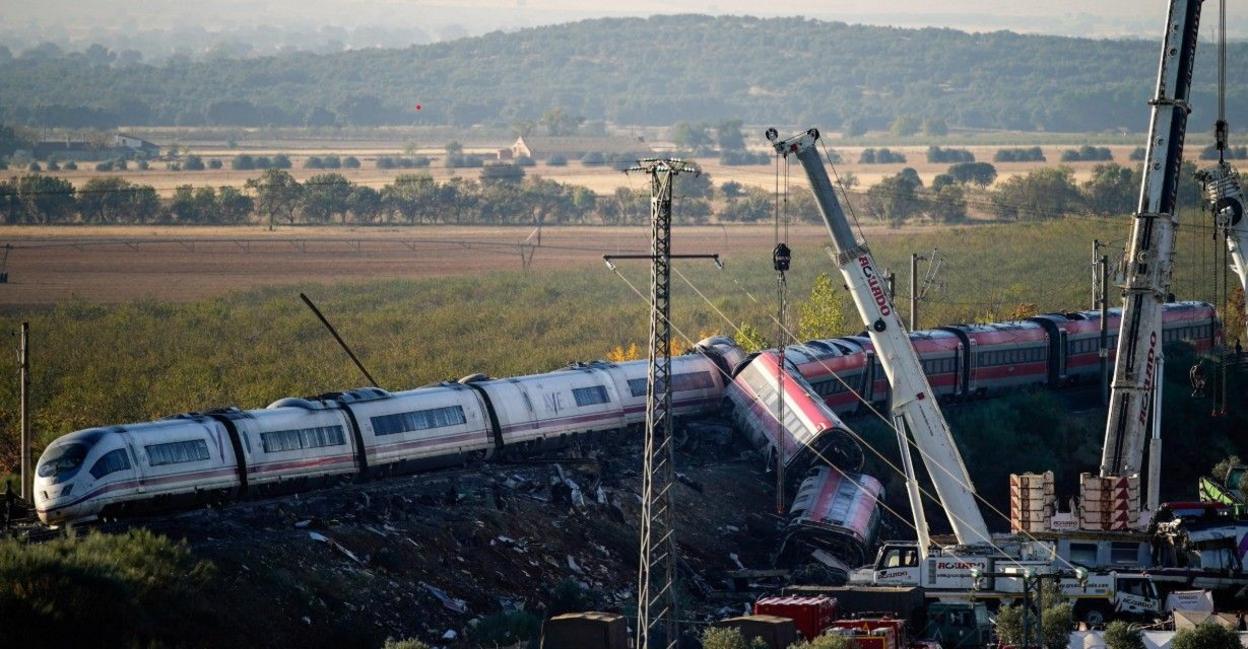 มุมมองของรถไฟสองขบวนที่ชนกันใกล้เมืองโตเลโด ประเทศสเปน วันที่ 29 ต.ค. 2026 โดยมีเครนของหน่วยกู้ภัยอยู่ในที่เกิดเหตุ และมีพื้นราบกับภูเขาเป็นฉากหลัง