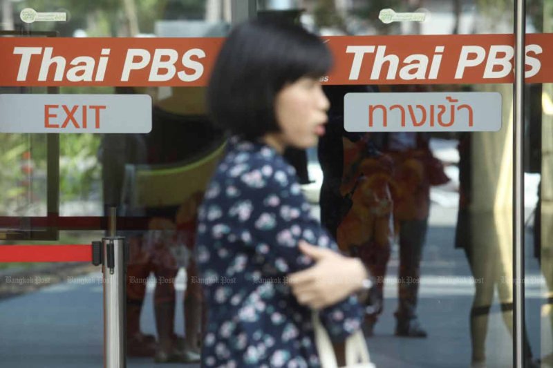 ผู้หญิงเดินผ่านอาคารไทยพีบีเอส ถนนวิภาวดีรังสิต กรุงเทพฯ (ภาพจากแฟ้ม)